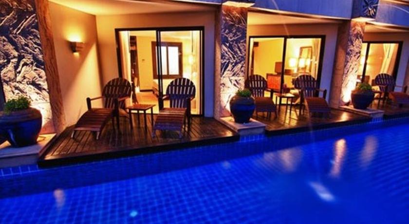 Терраса номера с выходом к бассейну