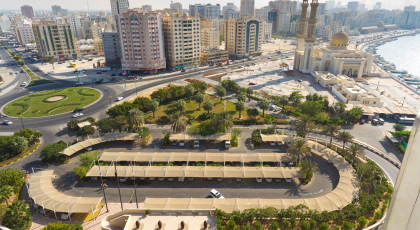 Территория и парковка возле отеля