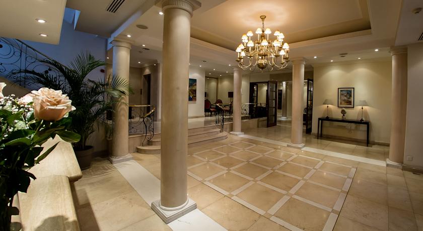 В холле отеля