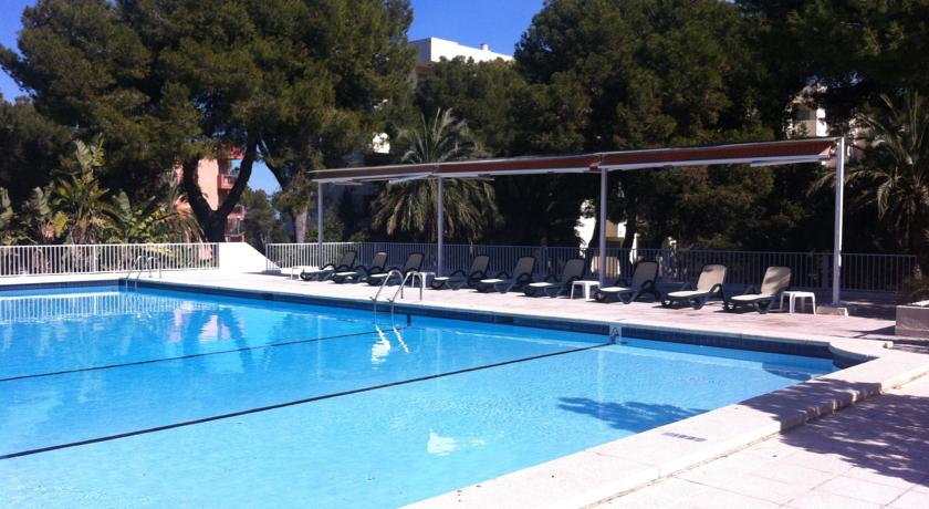 Открытый бассейн с террасой для загара