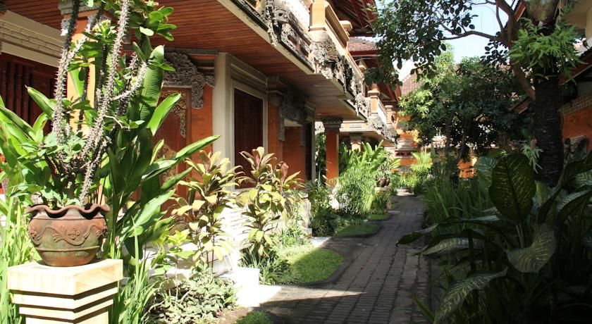 Коттеджи в саду