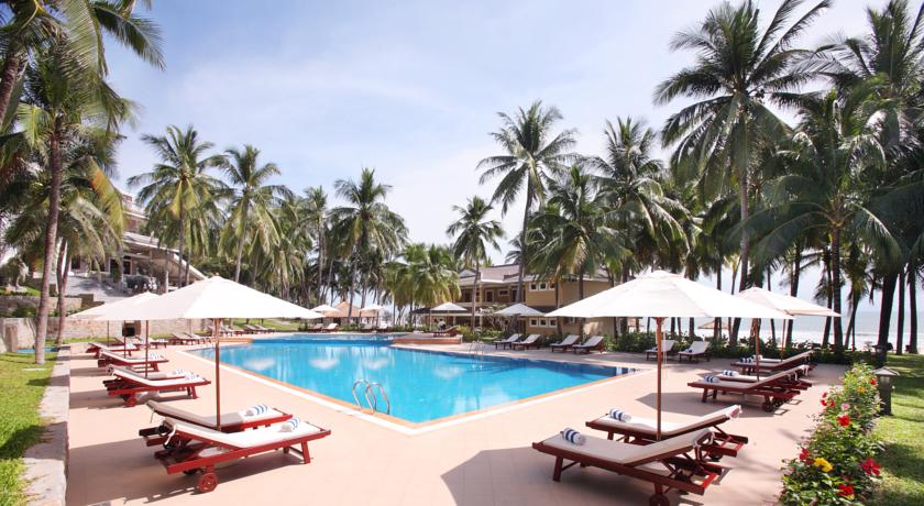 Территория у бассейна