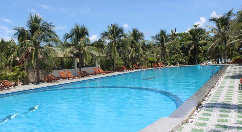 Открытый бассейн с террасой