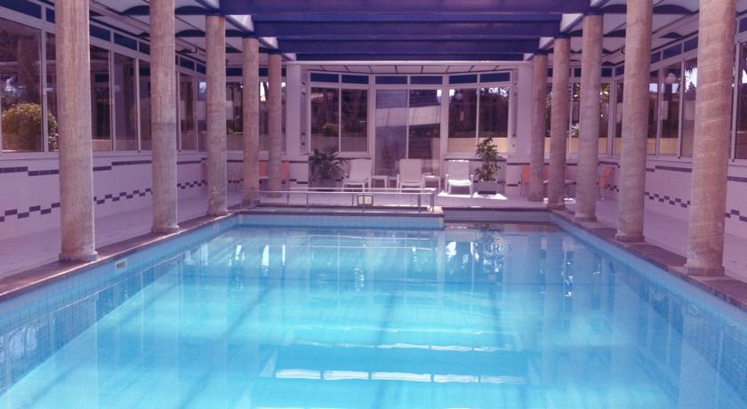 Крытый бассейн