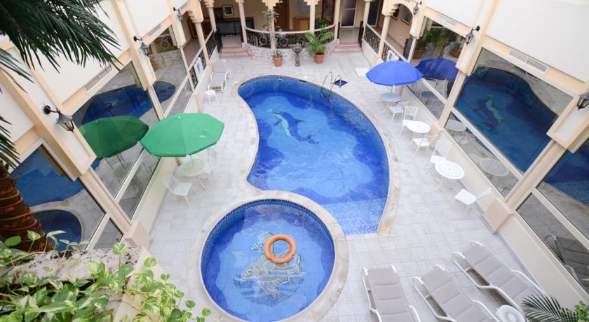 Терраса с крытым бассейном