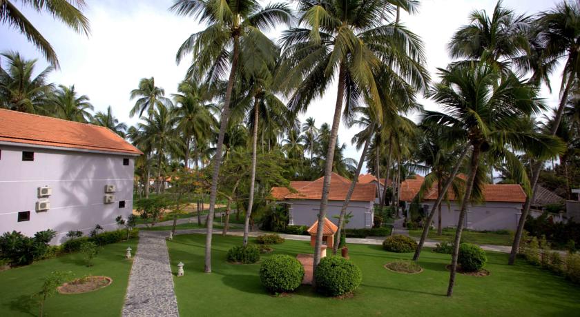 Корпуса отеля в саду