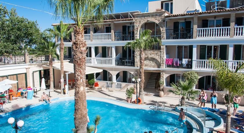 Открытый бассейн с террасой для загара