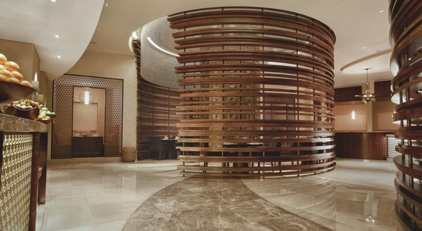 В холле отеля