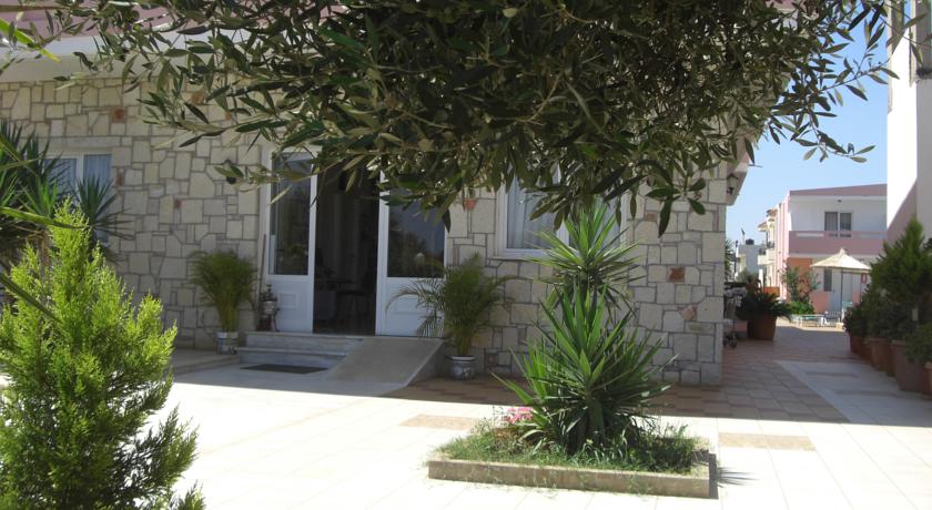 Корпус в саду