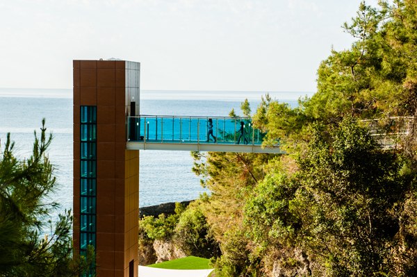 Панорамный лифт для спуска на пляж отеля Water Planet Deluxe Hotel & Aquapark, Окурджалар, Аланья, Турция