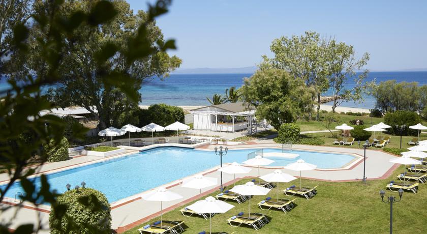 Открытый бассейн с террасой для загара