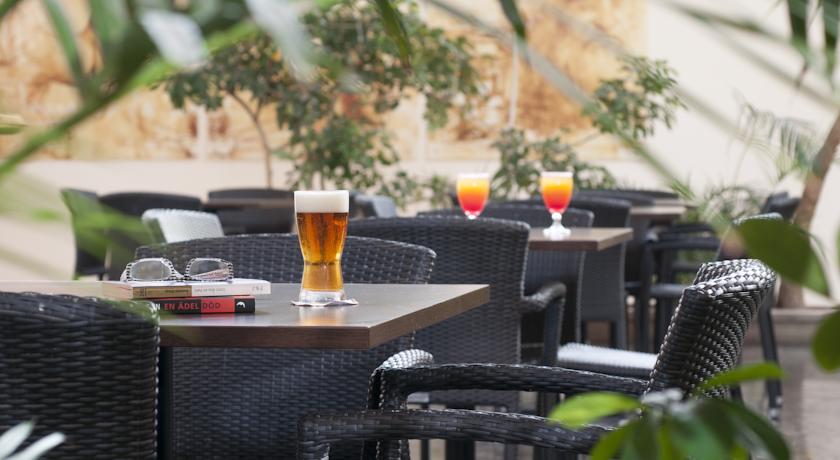 Ресторан в саду