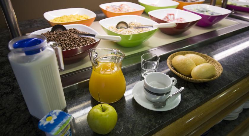 Шведский стол в ресторане