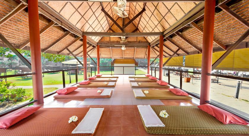 Терраса для массажа в саду