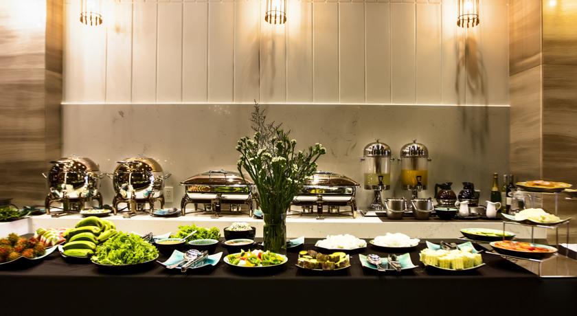 Шведский стол в ресторане