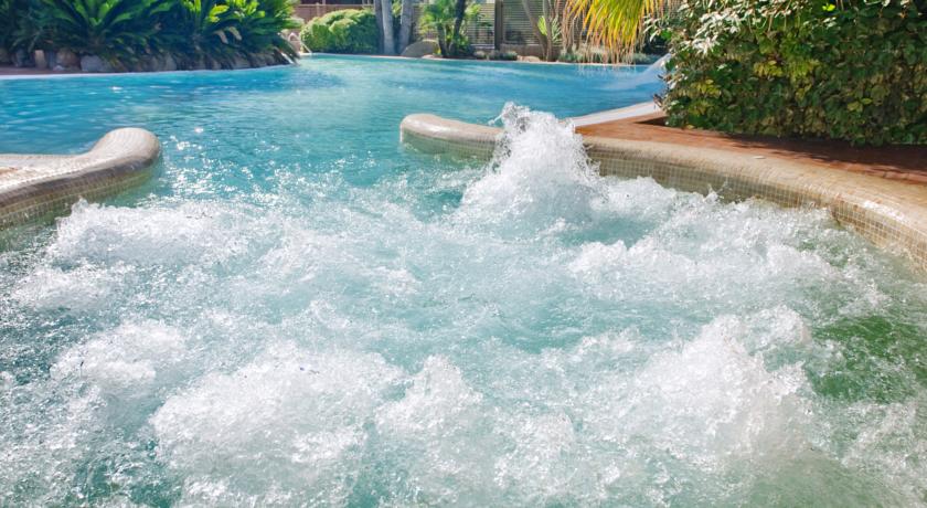 Зона джакузи в открытом бассейне