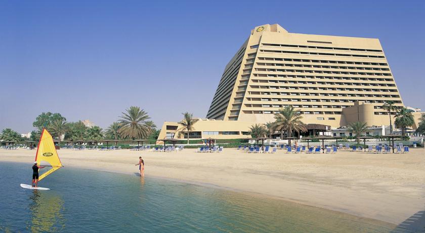 На пляже возле отеля