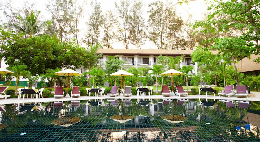 Вид на бассейн и сад