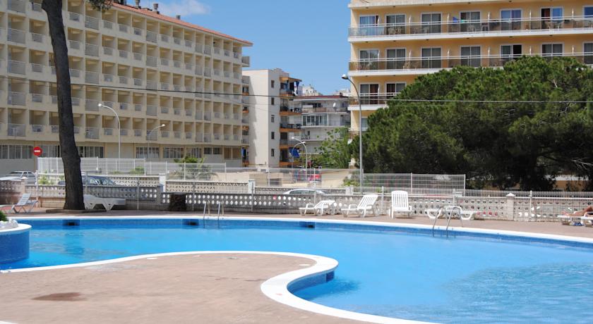 Терраса для загара у бассейна