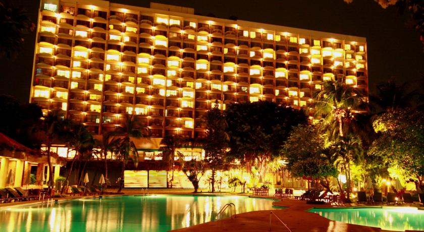 Территория отеля вечером