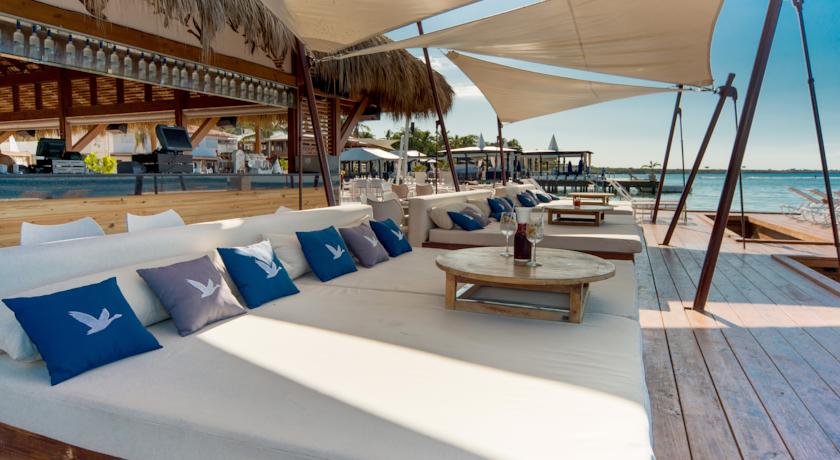 Лежаки на пляже