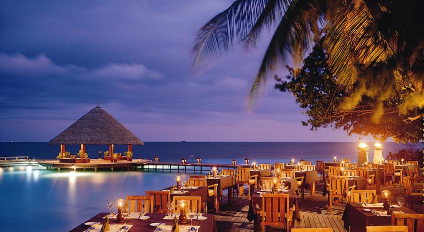 Территория острова вечером