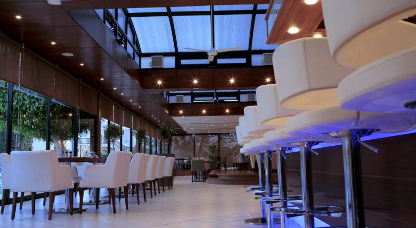 Бар с панорамными окнами в сад