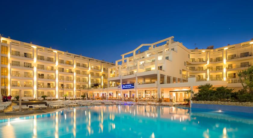 Территория отеля вечером