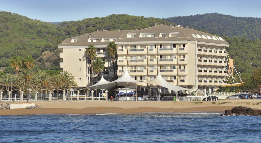 Вид на отель с моря