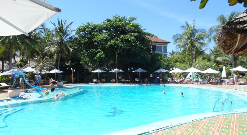 Открытый бассейн с террасой