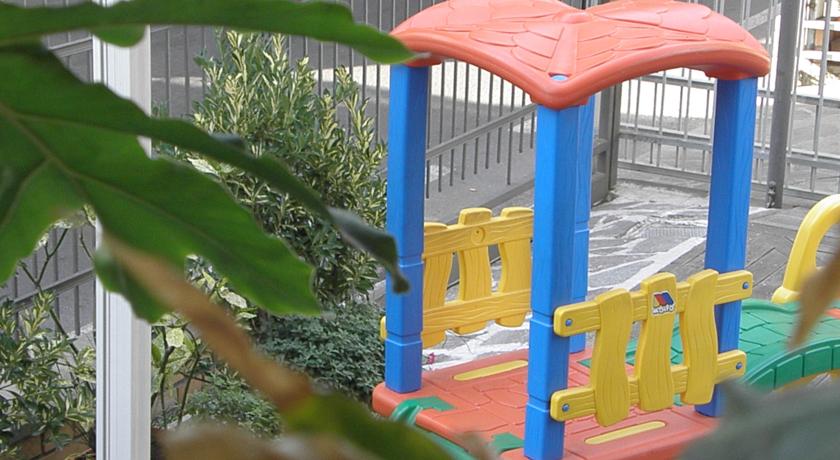 Детская площадка во дворике отеля