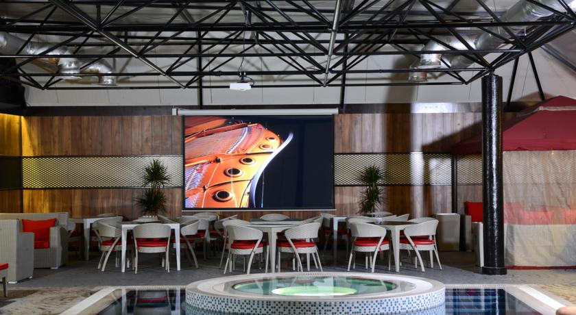 Кафе у бассейна