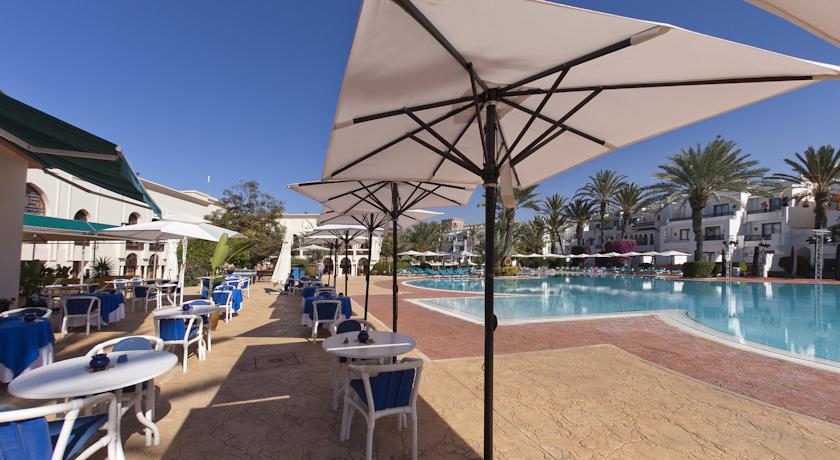 Терраса для загара у открытого бассейна