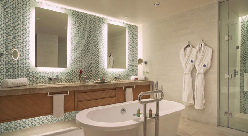 Номера в отеле Al Ghurair Rayhaan by Rotana, Дубай, ОАЭ