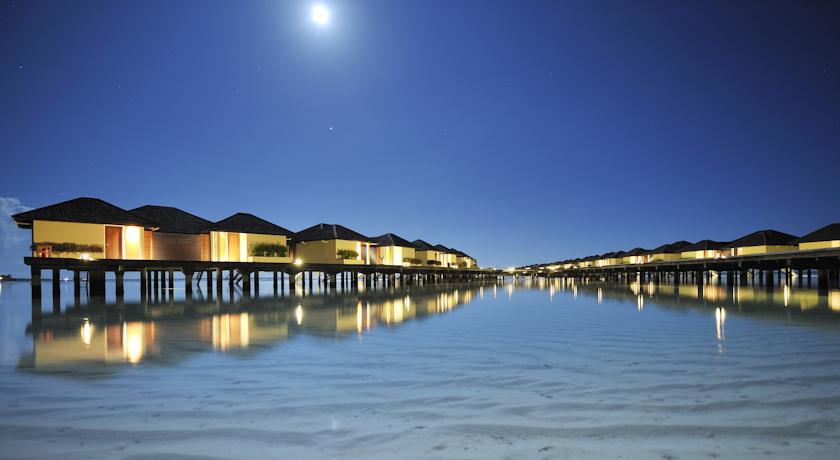 Территория отеля вечером