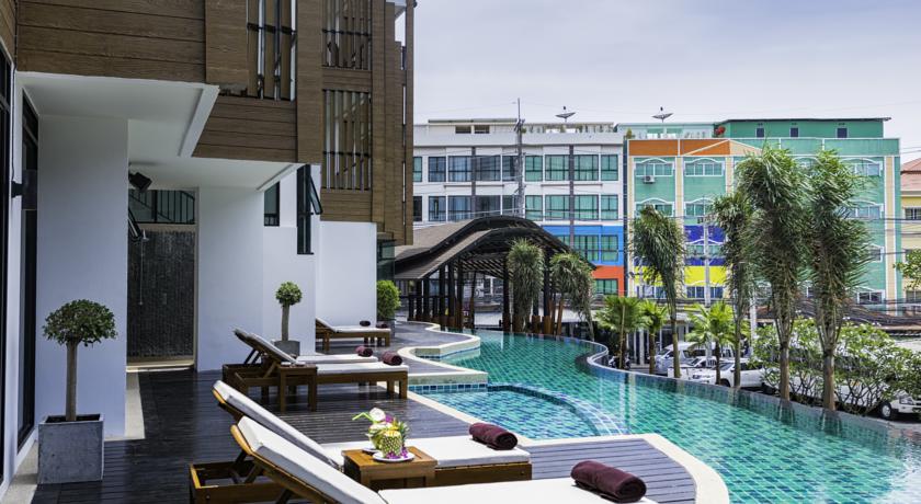 Территория у бассейна