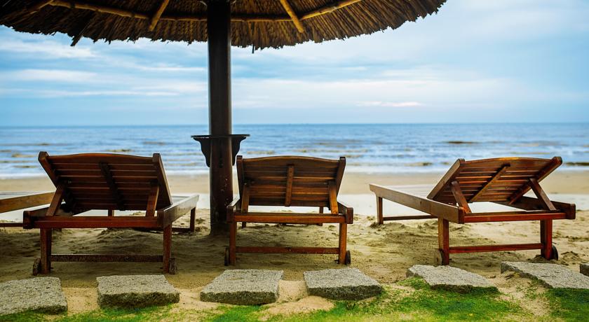 Лежаки и зонтики на пляже
