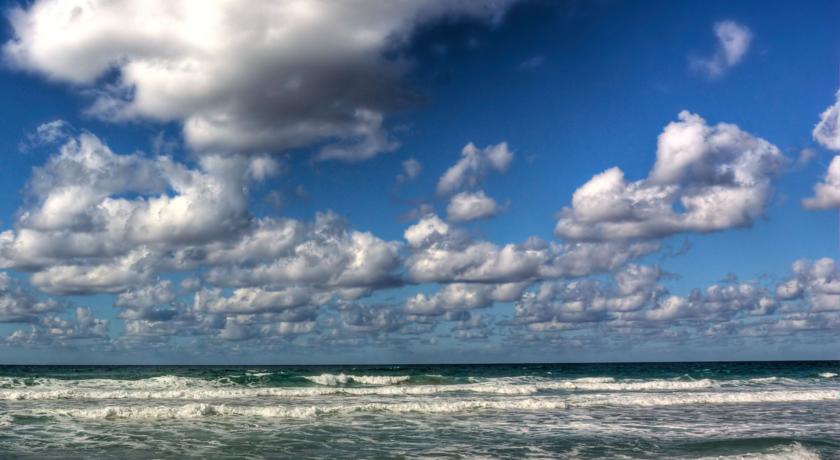 Пляж в 3 минутах ходьбы от отеля