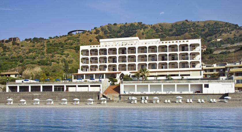 Территория отеля, вид с моря