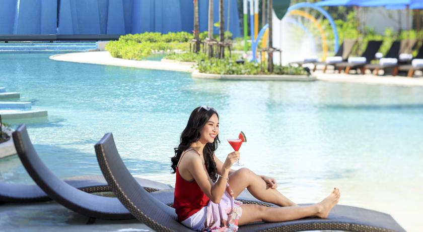 Терраса для загара у большого бассейна