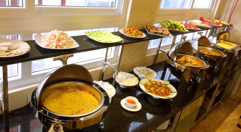 Шведский стол в ресторане