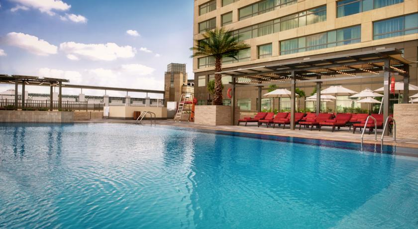 Открытый бассейн с террасой для загара