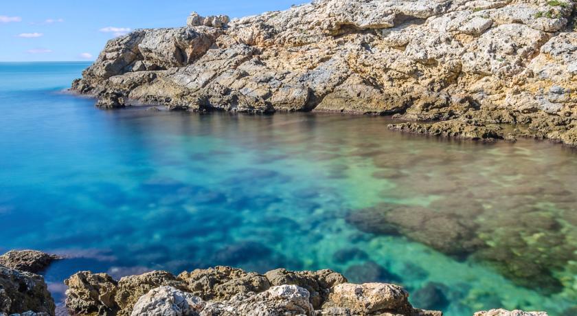 Красивейшая бухта Кала-де-ла-Фонт находится в 4 минутах ходьбы от отеля