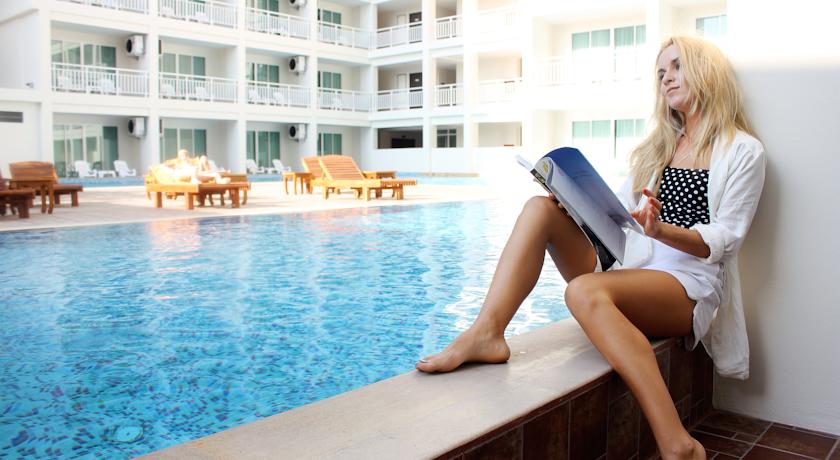 Номера первого этажа выходят прямо к бассейну