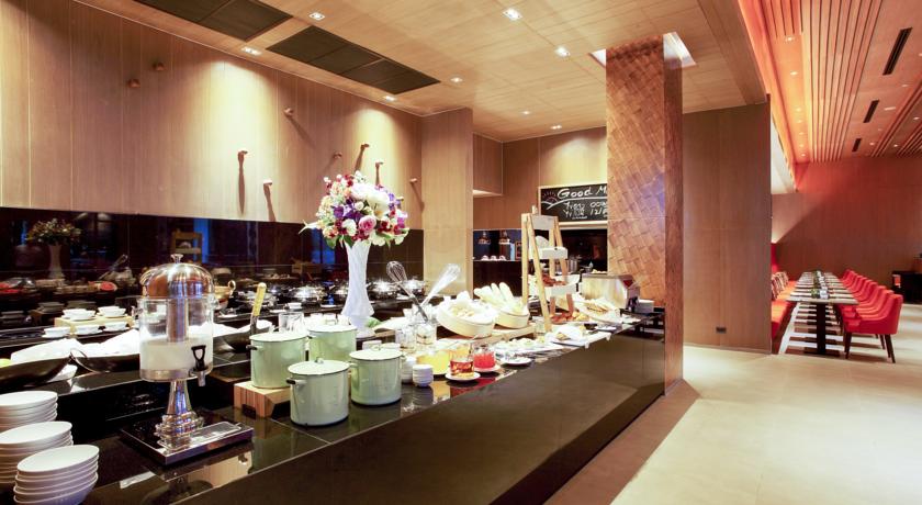 Шведский стол в ресторане