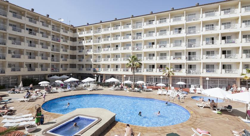 Терраса для загара у бассейна