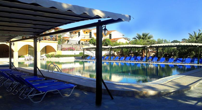 Терраса для загара у бассейна