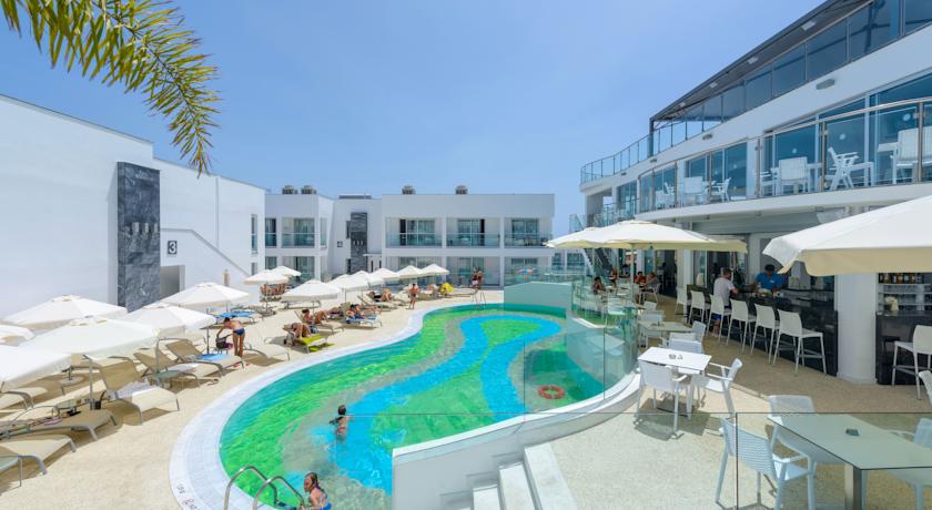 Территория у бассейна