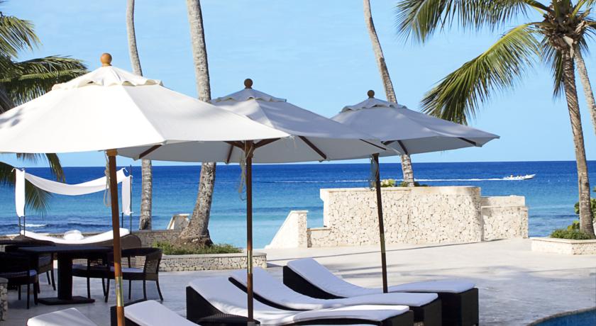 Терраса для загара с зонтиками, шезлонгами, матрасами