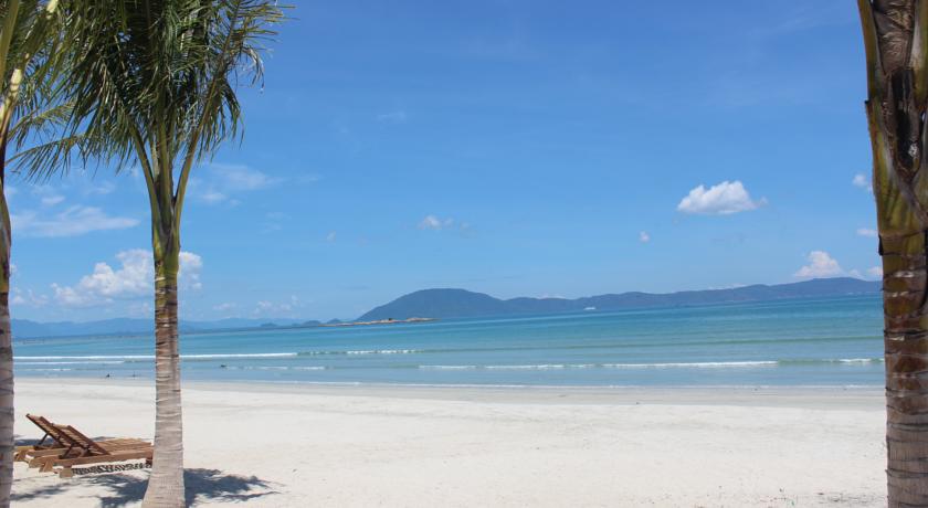 Белый песчаный пляж